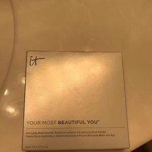 It cosmetics bronzer with blush pallet.